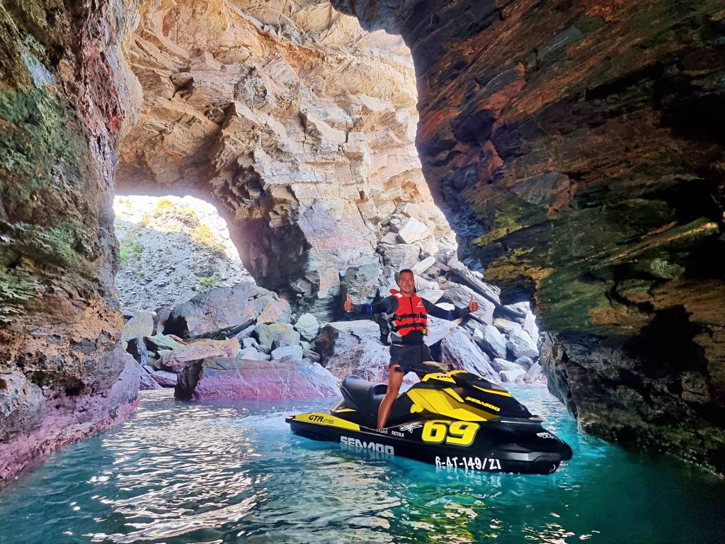 Cueva en Cala Reona en moto de agua